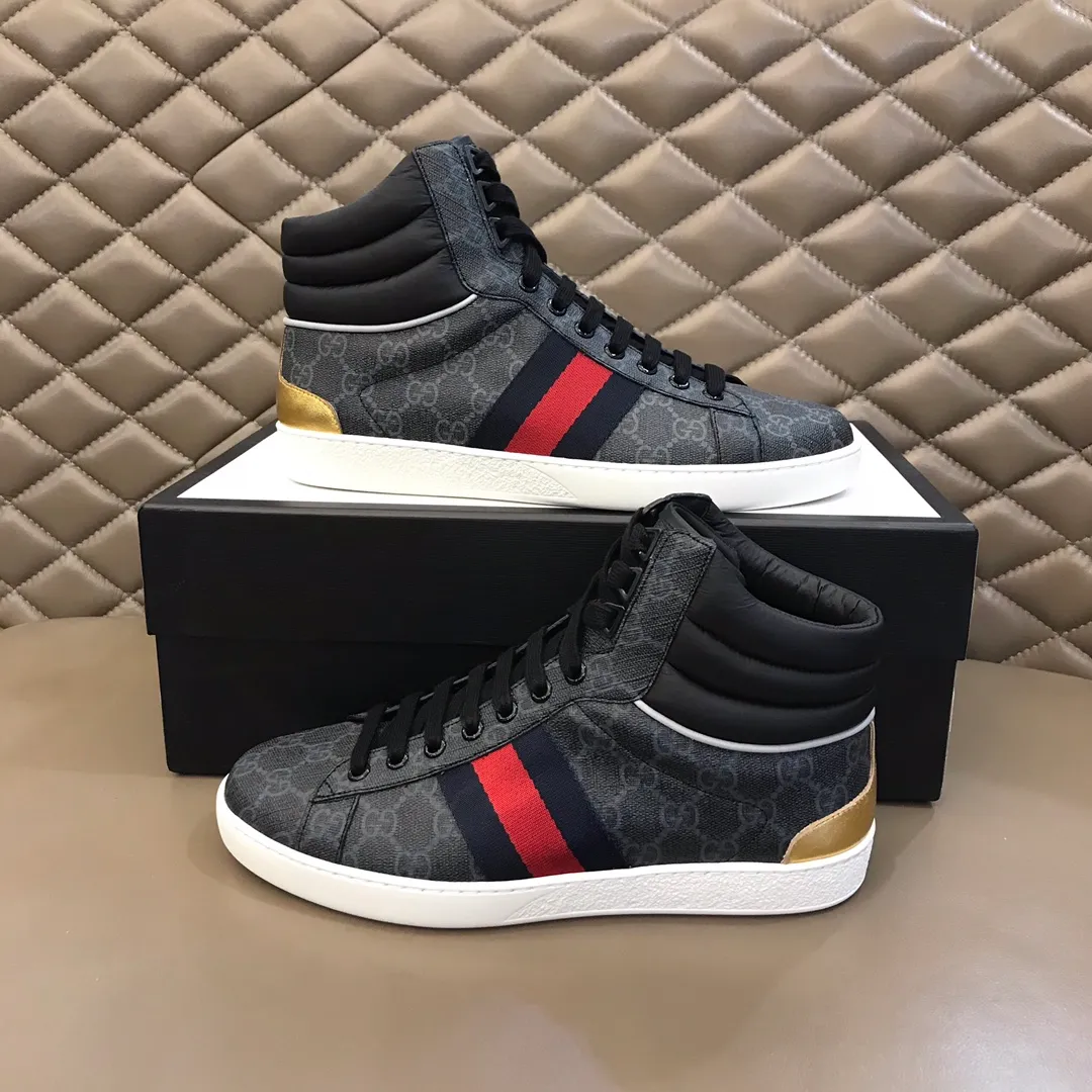 p420 "GUCC*" high-top boots for couples launched on the official website of the same style. Counter quality [strong][strong] Selected Gucci imported waterproof rubber. Gucci's symbolic original webbing. Trendy and versatile style. "Double G" logo styling midsole. PU brand logo feet. Fine workmanship. Upper material. Men's size 38-44, women's size 35-39.